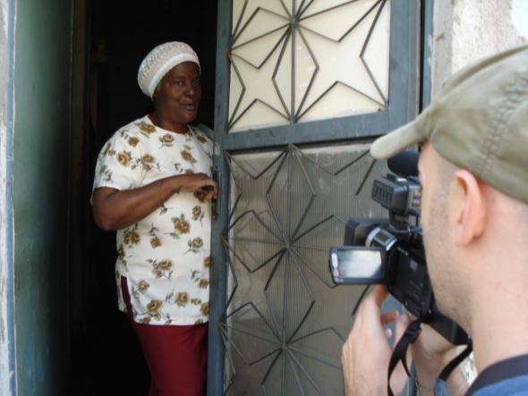 Tia Lúcia, filmada pelo autor, entrando na sua casa no Morro do Pinto (Julho 2008). Foto (c) André Cicalò.