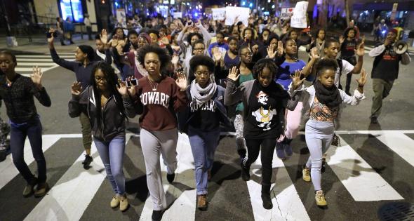 Estudantes da Howard University em demonstração de solidariedade pela morte de um adolescente negro pelas forças policiais CHIP SOMODEVILLA, GETTY IMAGES.