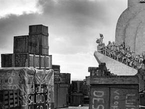 Um império encaixotado, a foto de Alfredo Cunha (1974) é simbólica. Caixotes de retornados amontoam-se junto ao Padrão dos Descobrimentos