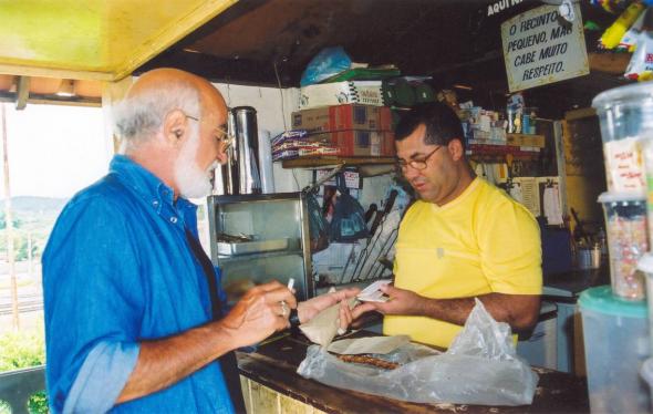 Comprando fumo de rolo em Cordisburgo 