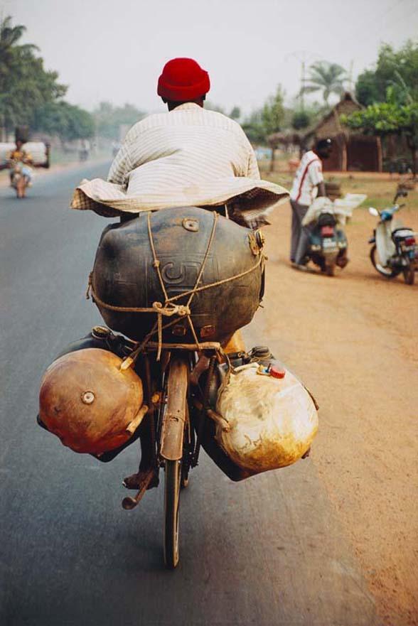 Romuald Hazoumé, 'Avion de Terre' 2004, Fotografia em papel ed. 1/6 | 120 x 80 cm, Col: Queensland Art Gallery, créditos Romuald Hazoume 2004 /ADAGP. Licensed by Viscopy, Sydney, 2010 