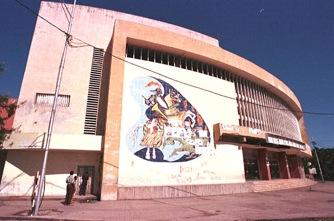 Fachada do Cinema '3 de Fevereiro' (desativado), na cidade da Beira/ Moçambique (Foto: Chico Carneiro) 