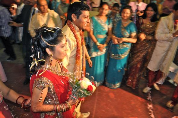 os noivos Jatin e Mital inaugurando as cerimónias matrimoniais de três dias no templo de Maputo