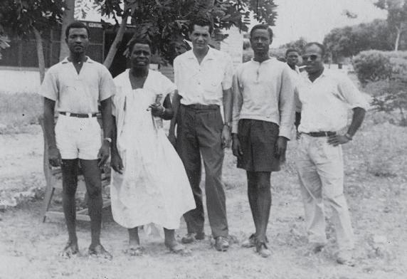 Lúcio Lara com Isaac Tchoumba Ngouankeu e Thomas “Costa” (militantes da UPC), no African Affairs Center, em Accra (1960)