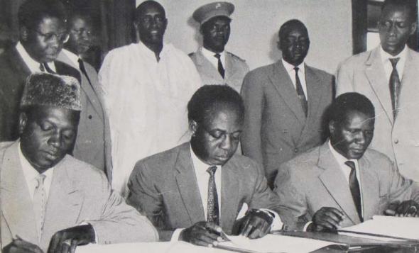 Mobido Keita, Kwame Nkrumah e Sékou Touré num encontro em Accra para a criação da Organização dos Estados Africanos (29 de Abril de 1961)