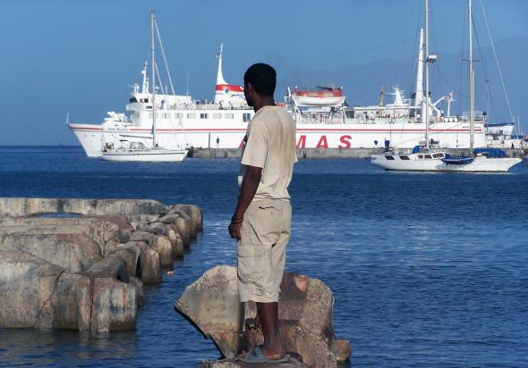 Mindelo, durante o trabalho de campo do autor, Pedro F Marcelino, antes da construção da Marina. Fotografia de Felix Schürmann (2006).