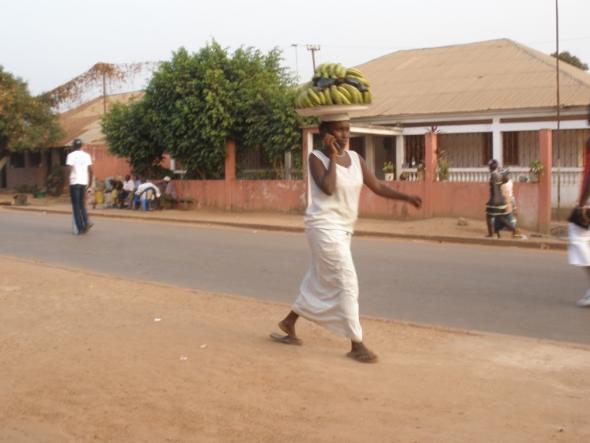 Serviço de distribuição e venda de bananas nos arredores de Bissau