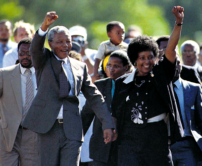 Nelson Mandela com a mulher, Winnie, a sair da prisão ULLI MICHEL/REUTERS