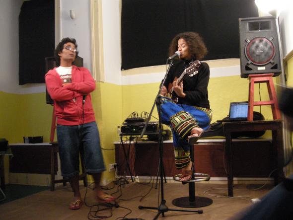 Aline Frazão e Ikonoklasta (Luaty Beirão) num concerto na Casa do Brasil, Lisboa, Julho 2011, produção BUALA.