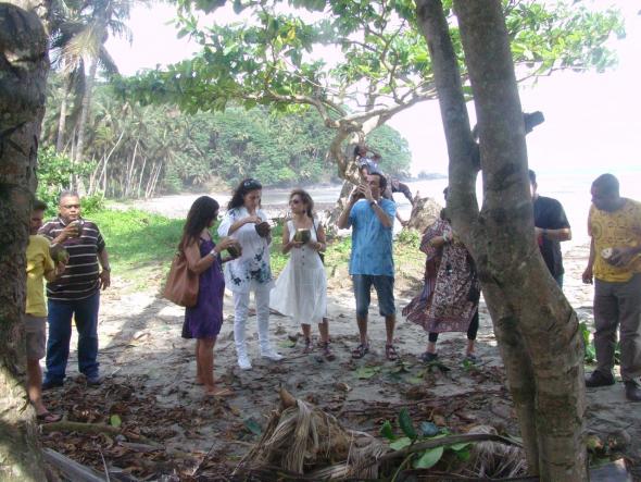 na praia a comer coco a caminho dos Angolares 