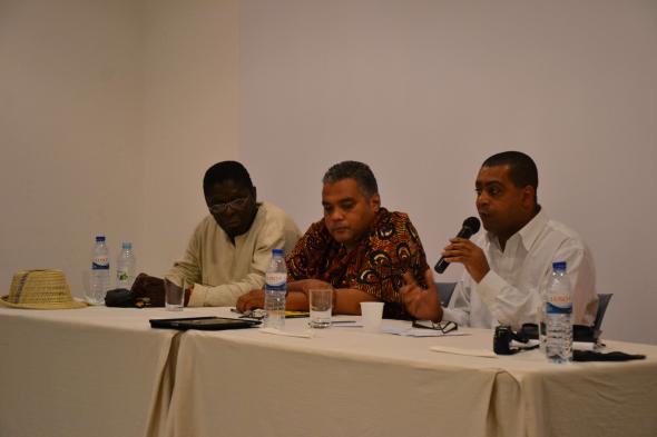 o moçambicano Ungulani Ba Ka Khosa, o guineense Waldir Araújo e o caboverdiano Filinto Elísio. foto de Miguel Ribeiro