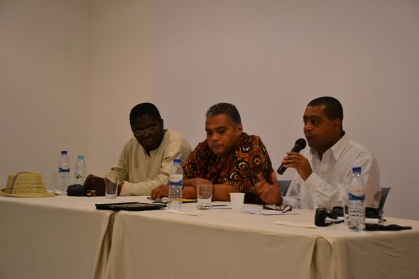 o moçambicano Ungulani Ba Ka Khosa, o guineense Waldir Araújo e o caboverdiano Filinto Elísio. foto de Miguel Ribeiro