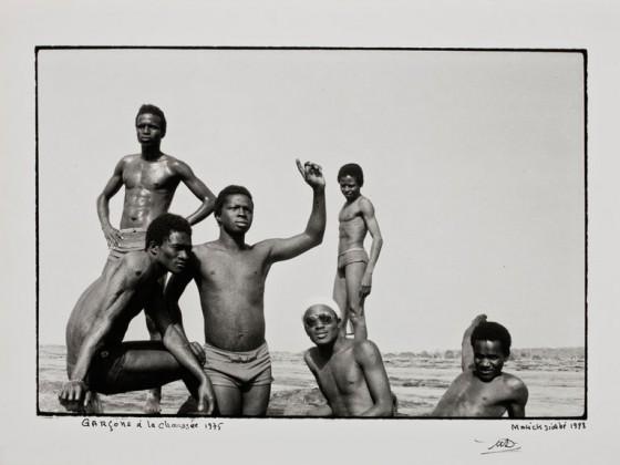 Fotografia de Malick Sidibé, Garçons à la chaussée, 1975-1998. Gelatina e prata. 33,3 X 40,3 cm.