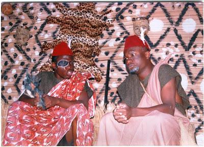 When The Arrow Rebounds, de Emeka Nwabueze, adaptação para teatro do livro de Chinua Achebe Arrow of God, encenação de Patrick-Jude Oteh para a digressão nacional em 2011 e para o 2012 Jos Theatre Festival.  © The Jos Repertory Theatre Archive