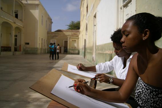 Aula de desenho 1  no pátio M_EIA, S. Vicente. Fotografia de Rita Rainho, 2012.