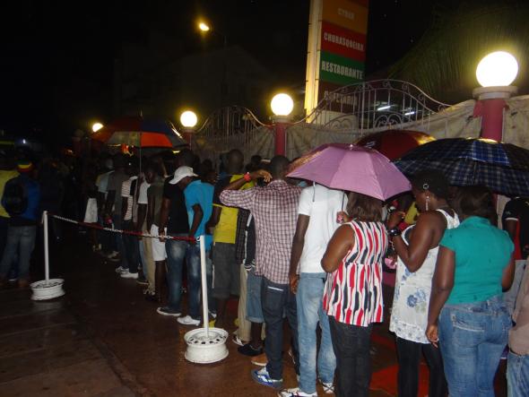 Público em fila para acesso ao concerto do Masta Tito no espaço Lenox, Bissau, Setembro de 2012. 