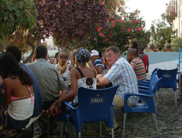 bar com turistas estrangeiros e moças locais. Ilha do Fogo, 2009