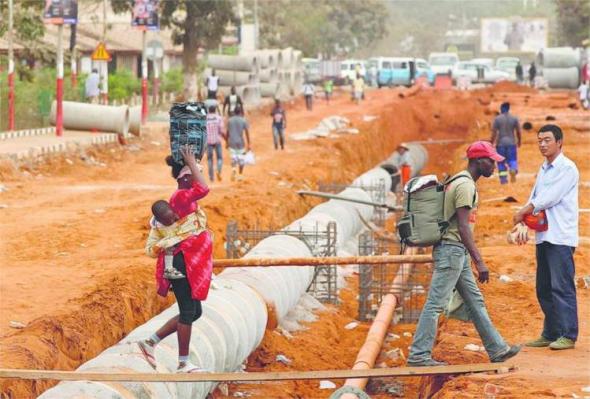 Um trabalhador chinês faz uma pausa durante uma jornada de trabalho em Viana, perto de Luanda @Público