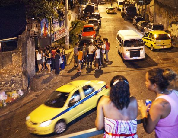 Território controlado. Moradoras do Vidigal observam a entrada na festa Lamparina. As festas dos “playboys” continuam a perturbar o sono da comunidade, a exemplo dos bailes funk agora praticamente proibidos