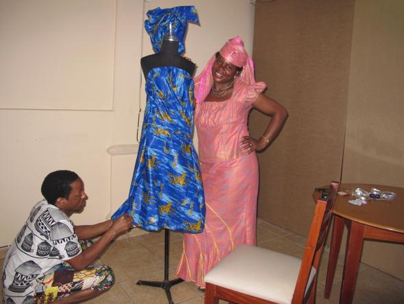 Fig. 2 – During the workshop developed by the author in Maputo, the tailor was working with the stylist on the draping technique.