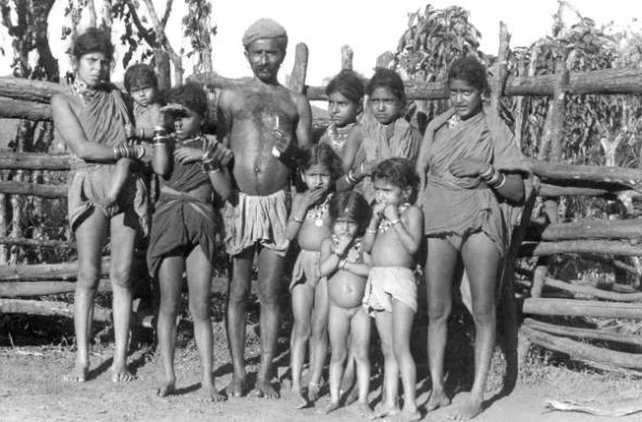 Un Gouli avec ses deux femmes et ses enfants, Goa, 1955