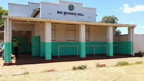 Cinema Mai Musodzi, Mbare, subúrbio de Harare, Zimbabwe.