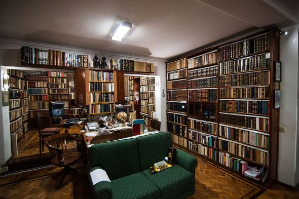 A primeira parte da biblioteca de Daniel Nunes fica numa mezzannine sobre a sala; a segunda fica na cave, onde estão arrumados mais de 30 mil volumes. foto de João Silva 