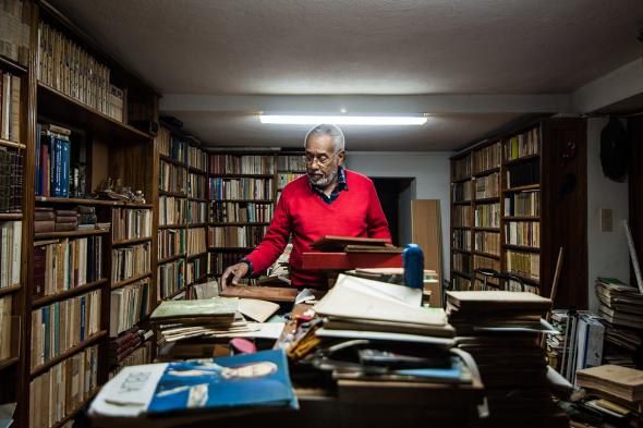 Daniel Nunes começou a coleccionar livros sobre África quando era um jovem estudante em Lisboa – a história da escravatura é um dos seus principais interesses. foto de João Silva.