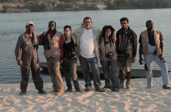 Equipa Trilhos na margem do Zambezi (Lumbala Caquengue). ATD/G80