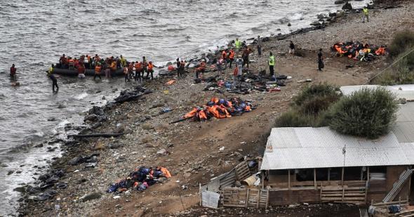 Bote com refugiados chega a ilha de Lesbo, na Grécia, após cruzar o mar Egeu desde a Turquia.