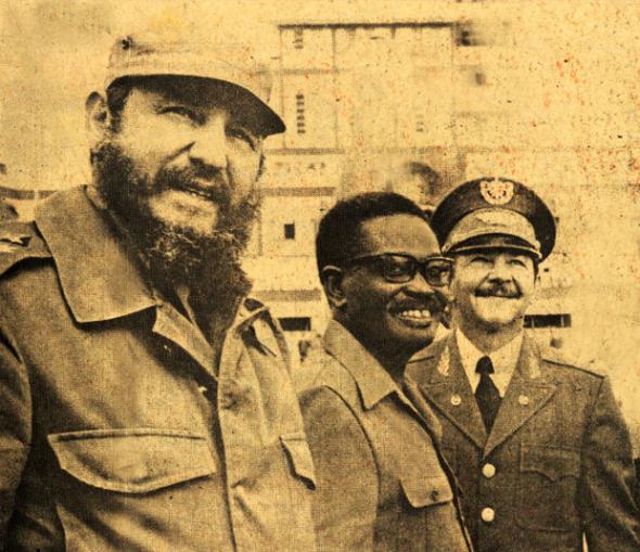 O presidente Agostinho Neto em visita a Cuba, em 1976, acompanhado dos irmãos Castro | JA Imagens 