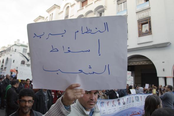 Manifestação do M20F em Rabat, realizada a 21 de fevereiro de 2012, celebrando o seu primeiro aniversário. No cartaz lê-se 'O regime quer a queda do povo'. Fotografia de Hugo Maia.