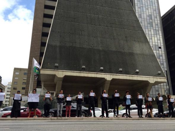 Protesto na avenida Paulista, Em Legítima Defesa, diante da FIESP - A casa grande moderna. Dia 13 de maio de 2016 (Fonte Folha de S. Paulo)