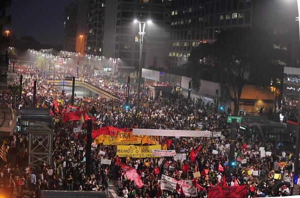 Manifestação na Av. Paulista em São Paulo no dia 20 de junho de 2013. Neste dia cerca 1.4 milhões de pessoas estão nas ruas em mais de 120 cidades pelo Brasil. As revoltas são desencadeadas inicialmente pela luta do Movimento Passe Livre (MPL) contra o aumento da tarifa nos transportes públicos. O MPL existe desde 2005 na sequência da Revolta do Buzu (Salvador, 2003) e da Revolta da Catraca (Florianópolis, 2004).