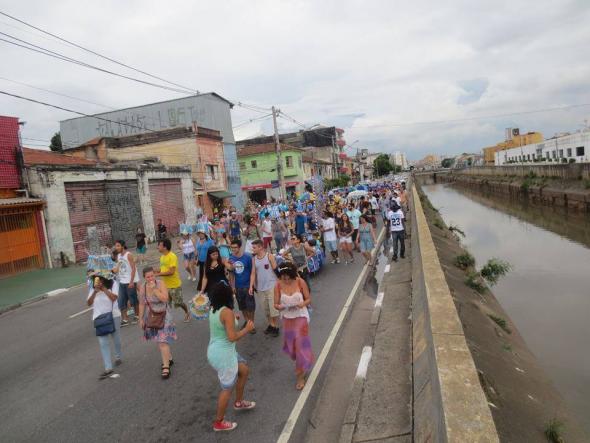 O desfile de carnaval do Bloco Fluvial do Peixe Seco em 2016. O bloco, iniciado em 2014, percorre o rio durante o carnaval buscando despertar o olhar para os milhares de quilómetros de rios que se encontram debaixo do asfalto ou transformados em esgotos. São frequentes na cidade alagamentos e derrocadas durante as chuvas de verão. Vários outros coletivos – como o Rios e Ruas, Rios Invisíveis, A Cidade dos Rios Invisíveis, Nascente SP - têm surgido com o objetivo de pensar os rios e as nascentes desta cidade que no início de 2015 viveu um clima de pré-apocalipse durante a seca que provocou o colapso do abastecimento de água (Foto de Jean Carlo Cunha).