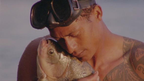 Jonathas de Andrade (1982, Brasil) video still “O peixe” (2016). Cortesia do artista e Bienal de São Paulo, 2016.