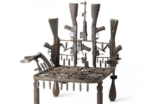 Furniture made of guns, de Gonçalo Mabunda