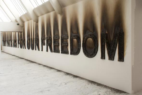 They hate us for our freedom, 2013, de Claire Fontaine, Museu de Arte Contemporânea, Marselha.
