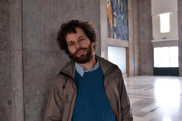 Bruno Morais Cabral, realizador da série História a História, na Gare Marítima da Rocha do Conde de Óbidos, onde foi filmado um dos episódios. Fotografia de Nicholas Spiers.