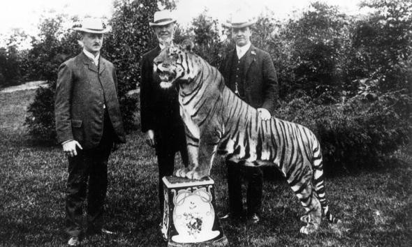 Colecionador de animais Carl Hagenbeck com os seus filhos e um tigre Bengal, 1907. Fotografia de Ullstein Bild/Getty Images