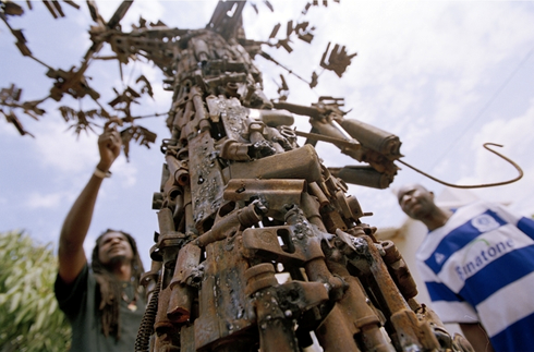 Tree of Life, escultura por Hilario Nhatugueja, Kester, Fiel dos Santos e Adelino Serafim Maté