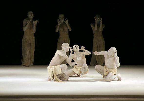 dança Butoh. 'pensar a afectividade e a relacionalidade em termos de um 'falar-com', 'estar-com', 'sentir-com', 'pensar-com' — e não de um 'teorizar sobre' que volta a situar o objecto de reflexão na sua rígida ontologia subalterna.'