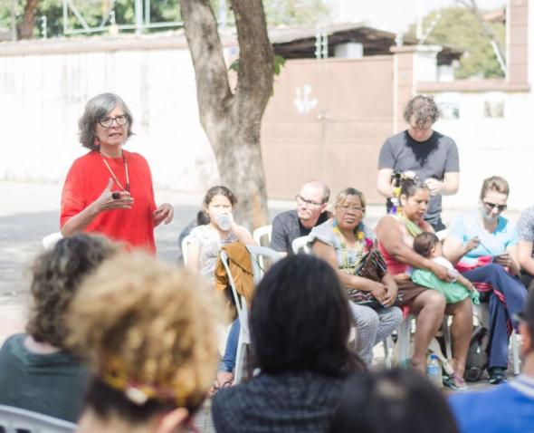 Maria Thereza Alves durante fala em frente ao Mosteiro São Bento, acompanhada por Eunice Martim e Poty Poran.