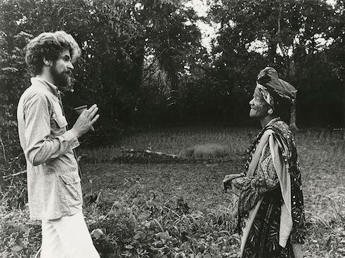 Hubert Fichte com Mother Darling, religiosa Yorubá, no ano de 1974. | Foto bpk/ Fundação S. Fischer Stiftung/ Leonore Mau