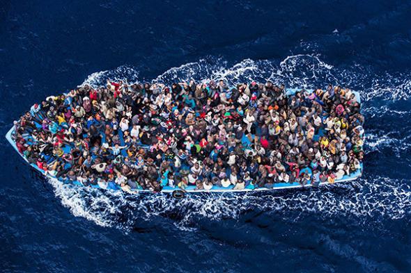 Imagem das Nações Unidas utilizada para ilustrar um artigo no site World Maritime News sobre a morte de migrantes em 2016. Foto de Massimo Sestini.