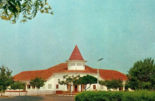 Edifício do Centro de Estudos da Guiné Portuguesa – imagem postal da época colonial, Bilhete Postal, Coleção 'Guiné Portuguesa, 143', s/d. (Edição Foto Serra, C.P. 239 Bissau. Impresso em Portugal).