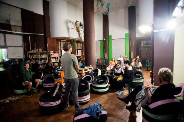 Imagens realizadas na Ocupação Hotel Cambridge, no Centro de São Paulo como registro das ações desenvolvidas no período de residência ​do​ artista Ícaro Lira, entre os meses de Março e Agosto de 2016. Fotos por Luiza Sigulem, Pēu Robles, Isadora Brant e Ícaro Lira. 