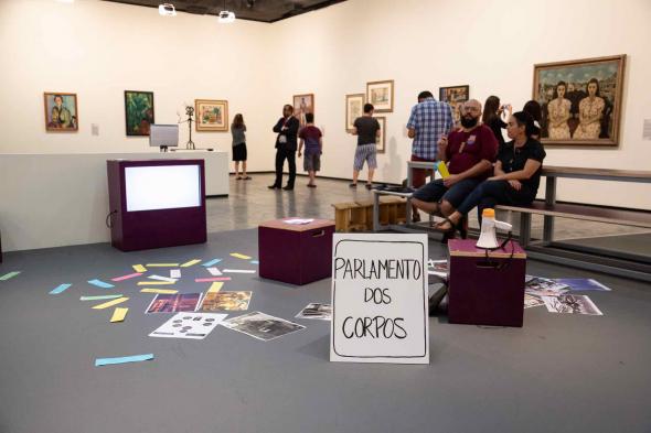 Parlamento dos corpos intervenção/experimentação de escuta e fala com Grupo Contrafilé + Daniel Minchoni na exposição 