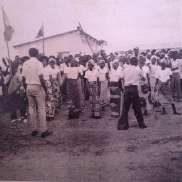 'gosto muito desta fotografia... o meu pai é o polícia que está no meu meio das pessoas, com uma boina. foi tirada em Benguela nos anos 70.'