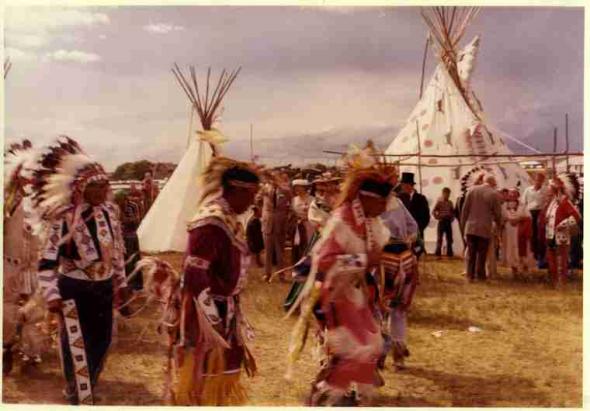 com acessórios tradicionais numa dançae na Pion-Era em Saskatoon, SK.  foto de 1958.